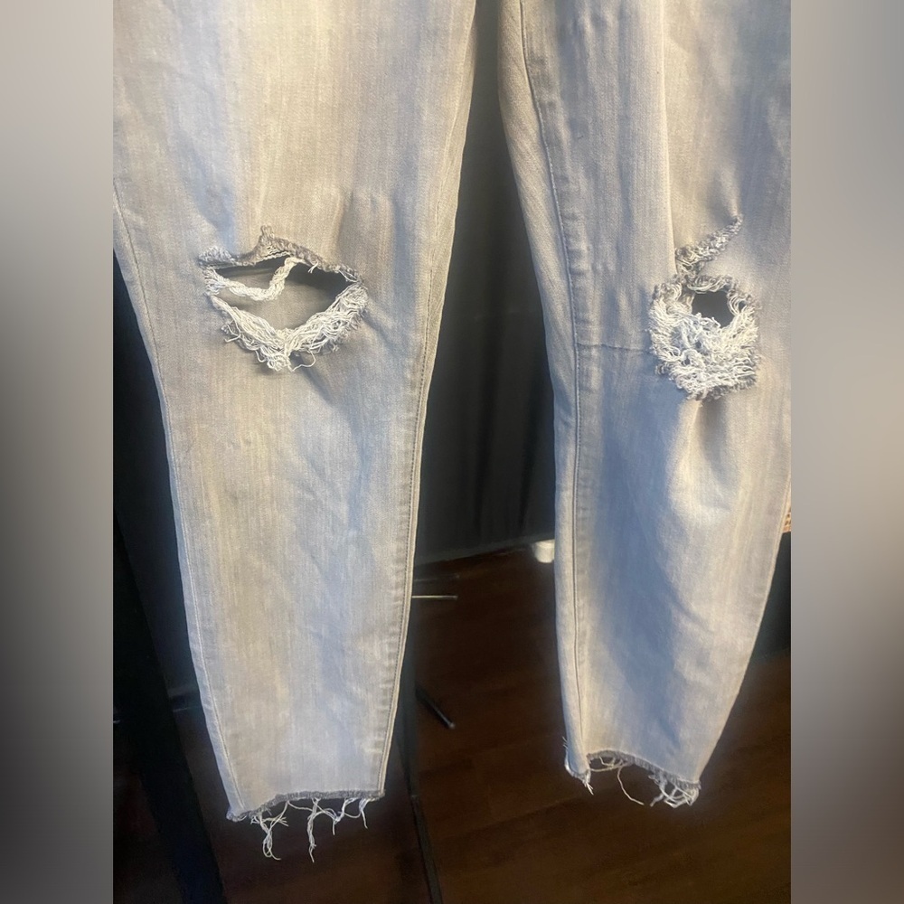 Forever 21 Grey distressed jeans - Picture 4 of 4